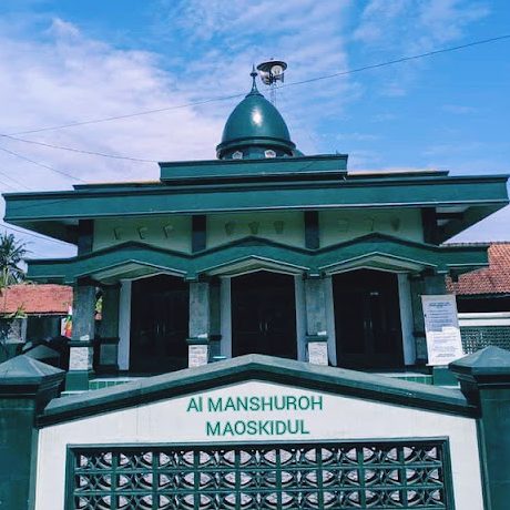 Masjid Al Manshuroh: Tempat Ibadah yang Menyatu dengan Kehidupan Warga Cilacap